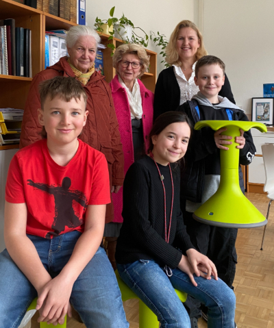 Maria Scherz, Ingrid Victor, Monika Mitterhauser, Kinder der 1. Klasse